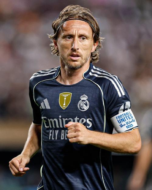 湖人新赛季连胜三场，团队配合显著提升